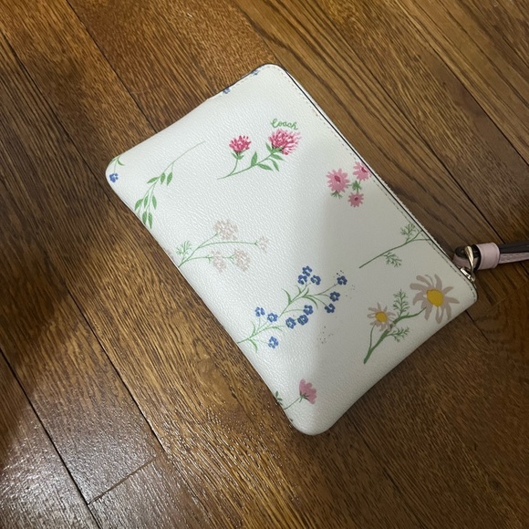 Coach Wristlet: Wildflower 🩷 - Picture 3 of 6